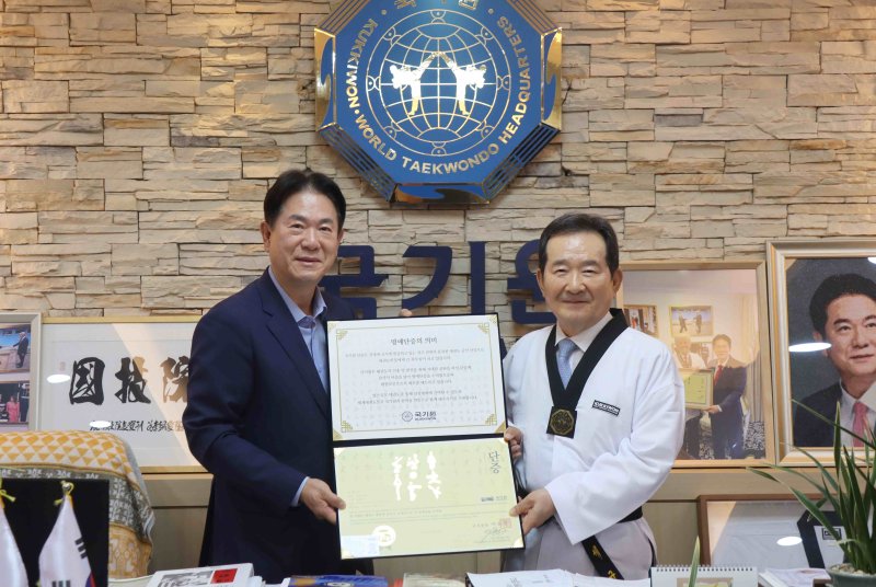[서울=뉴시스] 이동섭 바카라사이트 승리바카라 소울카지노장(왼쪽)과 정세균 전 국무총리. (사진 = 바카라사이트 승리바카라 소울카지노 제공) *재판매 및 DB 금지