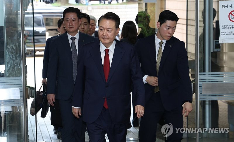 영장실질심사 출석…굳은 표정의 윤 전 대통령 (출처=연합뉴스)