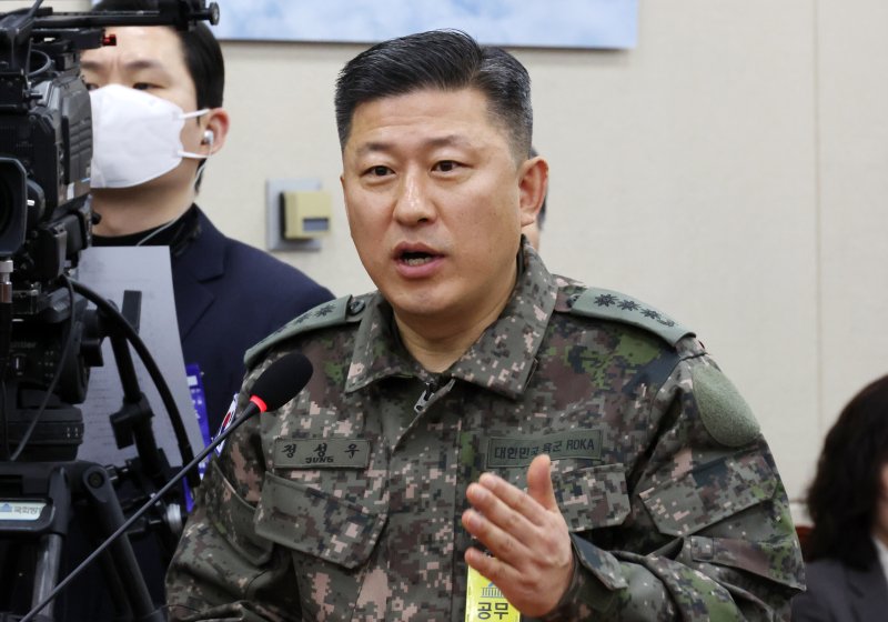 [서울=뉴시스] 조성우 기자 = 정성우 전 방첩사령부 1처장이 지난 1월22일 서울 여의도 국회에서 열린 윤석열 정부의 비상계엄 선포를 통한 내란 혐의 진상규명 국정조사 특별위원회 1차 청문회에서 의원 질의에 답변하고 있다. 2025.01.22. xconfind@newsis.com