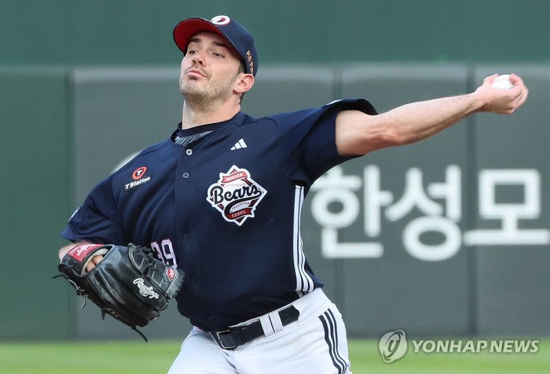 투구하는 두산 선발 잭로그 (출처=연합뉴스)