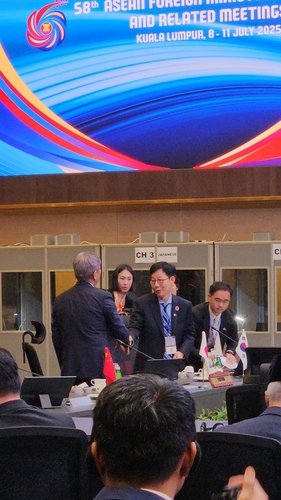 이와야 다케시 일본 외무상과 인사하는 박윤주 외교차관 (출처=연합뉴스)