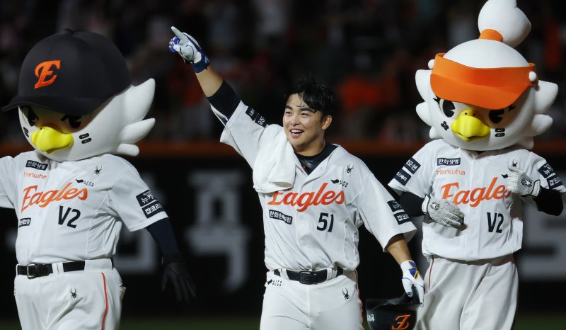 10일 오후 대전 한화생명 볼파크에서 열린 프로야구 '2025 신한 SOL뱅크 KBO 리그' 기아 타이거즈와 한화 이글스 경기에서 9회말 2사 만루 상황 한화 문현빈이 끝내기 안타를 치고 환호하고 있다. 2025.7.10/뉴스1 ⓒ News1 김기태 기자