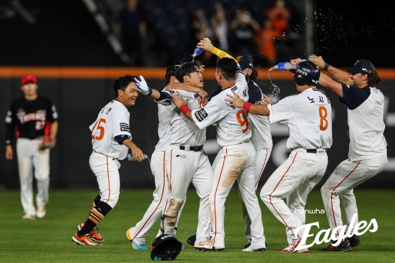 끝내기 안타 터뜨리고 축하받는 한화의 문현빈(중앙) (출처=연합뉴스)