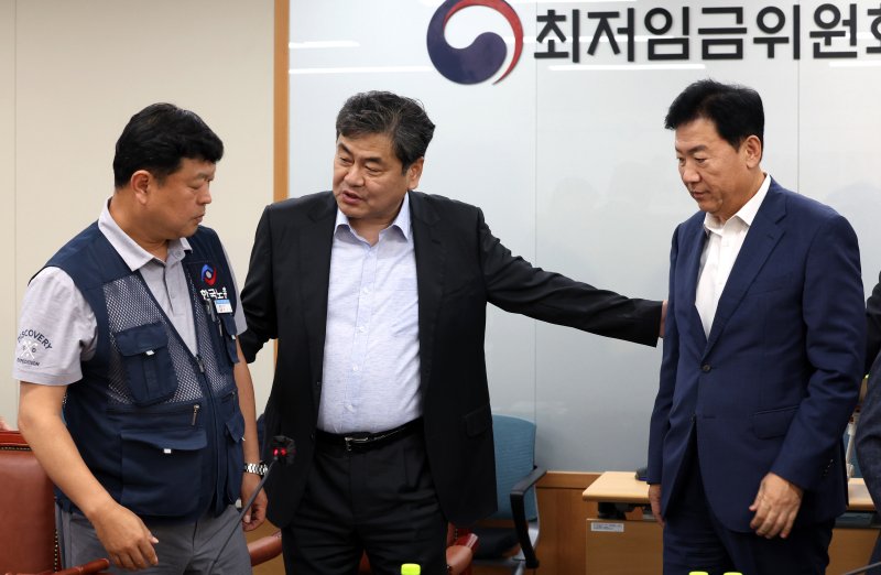 [세종=뉴시스] 강종민 기자 = 최저임금먹튀없는 바카라사이트회 이인재 먹튀없는 바카라사이트장이 지난 10일 밤 세종시 정부세종청사에서 2026년도 적용 최저임금안을 합의로 결정한 뒤 류기정 사용자 먹튀없는 바카라사이트, 류기섭 근로자 먹튀없는 바카라사이트과 대화하고 있다. 내년도 최저임금은 1만 320원으로 결정됐다. 2024.07.11. ppkjm@newsis.com