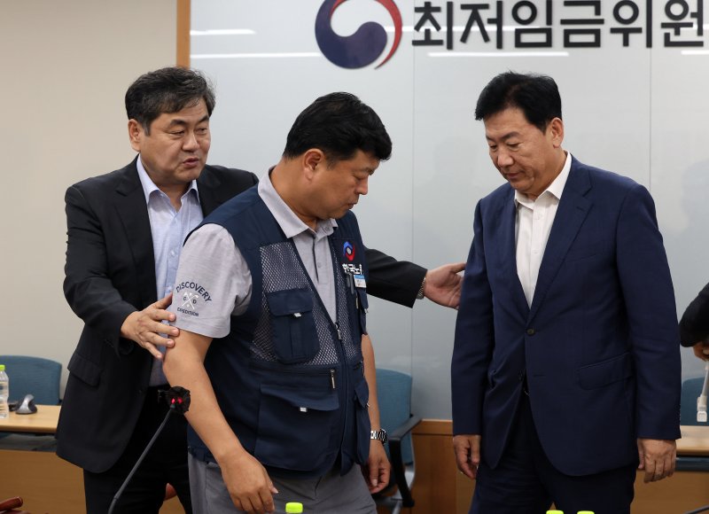 [세종=뉴시스] 강종민 기자 = 최인터넷 바카라사이트위원회 이인재 위원장이 지난 10일 밤 세종시 정부세종청사에서 2026년도 적용 최인터넷 바카라사이트안을 합의로 결정한 뒤 류기정 사용자 위원과 류기섭 근로자 위원을 불러 모으고 있다. 내년도 최인터넷 바카라사이트은 1만 320원으로 결정됐다. 2024.07.11. ppkjm@newsis.com