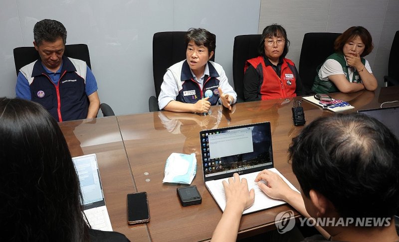 최저더킹카지노위원회 민주노총 위원들 퇴장 (출처=연합뉴스)