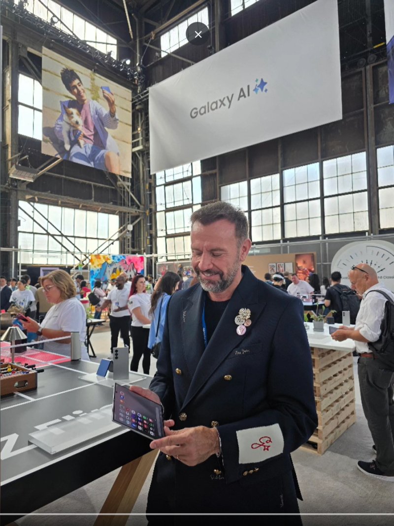 [서울=뉴시스]마우로 포르치니 DX부문 최고 디자인 책임자(사장)은 9일(현지 시각) 미국 뉴욕 브루클린에서 열린 언팩 행사에 참석해 제품을 경험한 뒤 자신의 사회관계망서비스(SNS)를 통해 "단순히 기기가 아니라 펼치고, 시야를 확장하며, 휴대폰이 할 수 있는 것과 될 수 있는 것의 한계를 넓히는 초대장"이라는 소회를 적었다. (사진=SNS 캡쳐) photo@newsis.com *재판매 및 DB 금지