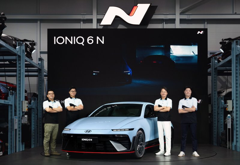 사진 왼쪽부터 현대외장디자인1팀 최홍석 책임, N사업전략팀 김주원 팀장, 국내마케팅실 이철민 상무, 고성능차개발실 강병구 팀장.(현대차 제공)