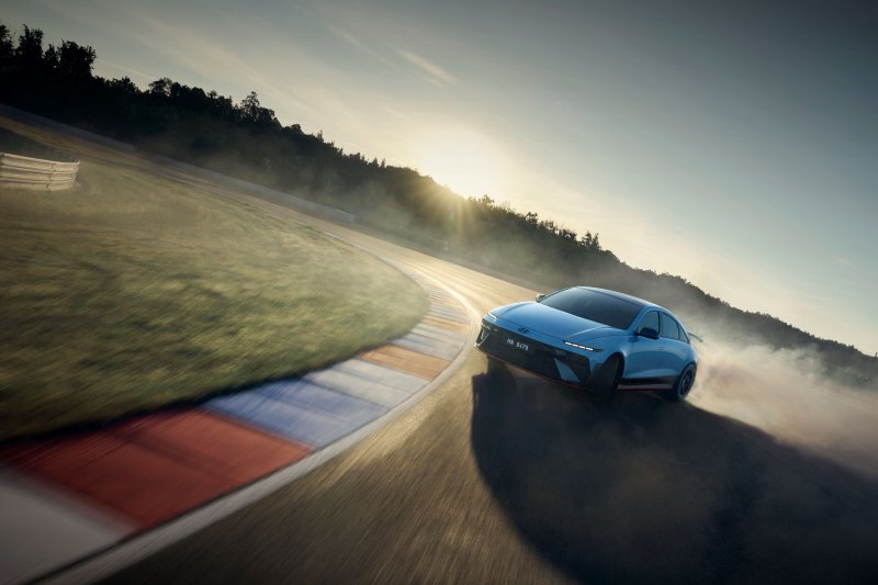 서킷 주행 중인 현대차의 고성능 전기 세단 '아이오닉 6 N'(현대차 제공)