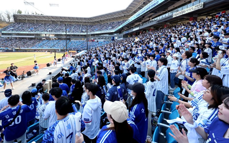 [대구=뉴시스] 이무열 기자 = 22일 대구 수성구 삼성라이온즈파크에서 열린 2025 신한 SOL 뱅크 KBO 리그 키움 히어로즈와 삼성 라이온즈의 개막전 경기에서 관중들이 열띤 응원을 하고 있다. 2025.03.22. lmy@newsis.com