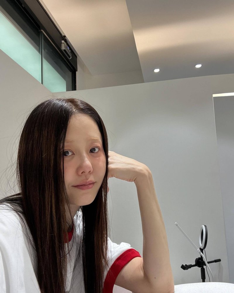 고현정, 파격 눈썹 탈색에 민낯…54세 안 믿기는 힙한 일상