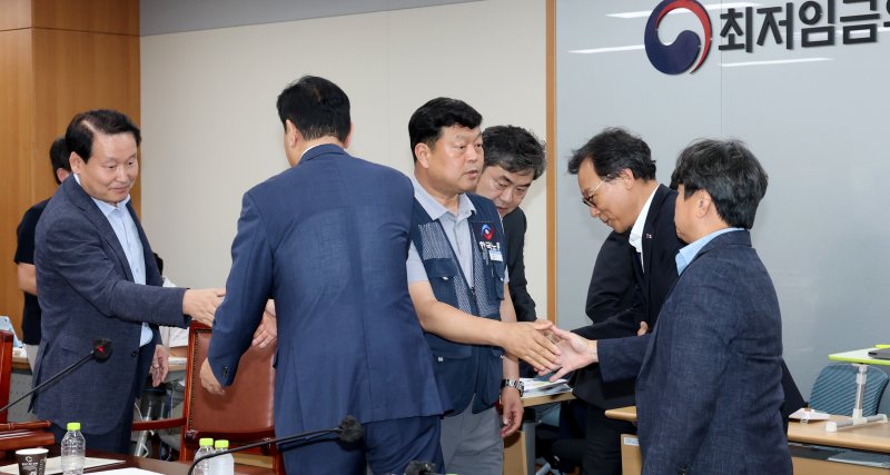 10일 저녁 세종시 정부세종청사 고용노동부에서 열린 골드시티카지노위원회 제12차 전원회의에서 사용자위원과 한국노총 근로자위원들만이 참여하여 2026년 골드시티카지노을 10,320원으로 합의하며 류기정 사용자위원과 류기섭 근로자위원 등이 회의장을 떠나며 인사를 나누고 있다. 뉴스1
