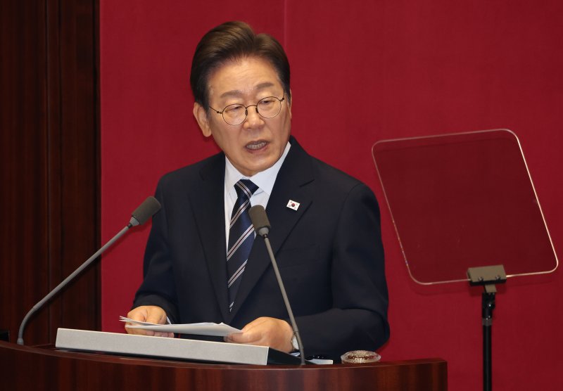 [서울=뉴시스] 고범준 기자 = 이재명 대통령이 26일 서울 여의도 국회 본회의장에서 추가경정예산(추경) 시정연설을 하고 있다. 2025.06.26. bjko@newsis.com