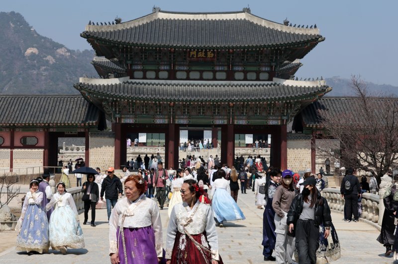 서울 종로구 경복궁이 중국을 비롯한 외국인 관광객들로 붐비고 있다. 2025.3.21/뉴스1 ⓒ News1 박세연 기자