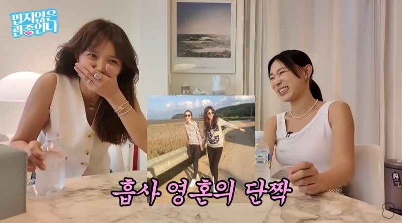 [서울=뉴시스] 지난 10일 유튜브 채널 '밉지 않은 관종언니'는 채정안이 서울 용산구 한남동 자택을 공개한 영상을업로드했다. (사진=유튜브 채널 '믿지 않은 관종언니' 캡처) 2025.07.11. photo@newsis.com *재판매 및 DB 금지