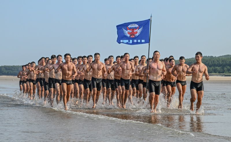 무적의 육군 특전사 "불볕더위 격랑 속 올해 첫 '해상침투훈련'"