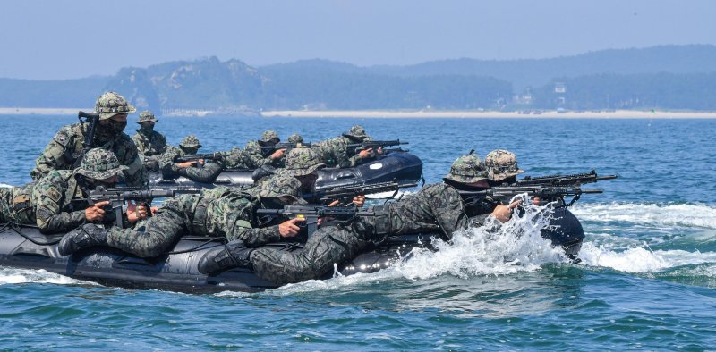 무적의 육군 특전사 "불볕더위 격랑 속 올해 첫 '해상침투훈련'"