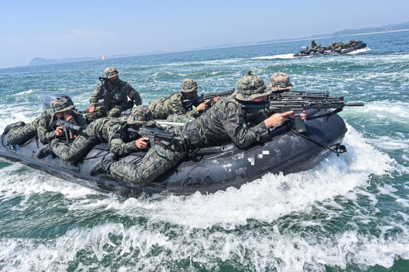 무적의 육군 특전사 "불볕더위 격랑 속 올해 첫 '해상침투훈련'"