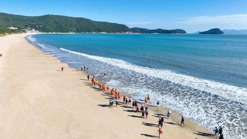 [광주=뉴시스] 전남 완도군은 12일 신지명사십리 해수욕장에서 '2025 해양치유 완도 전국 맨발 걷기 축제'를 개최한다. (사진=완도군 제공). 2025.07.11. photo@newsis.com *재판매 및 DB 금지