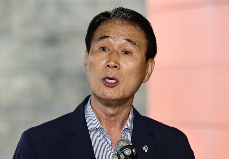 권오을 국가보훈부 장관 후보자가 서울 중구 서울스퀘어에 마련된 인사청문회 사무실로 출근하며 취재진 질문에 답하고 있다. 2025.6.25/뉴스1 ⓒ News1 김도우 기자