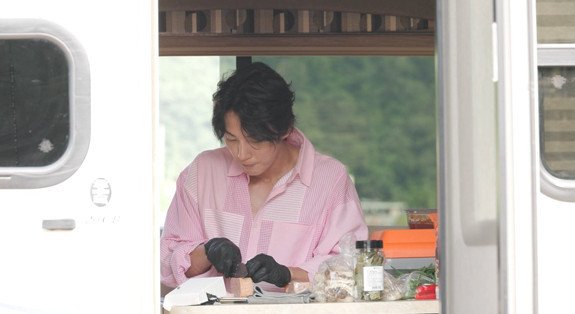 윤시윤, 캠핑카+음식 재료 손질도 '오와 열' 칼각…서장훈 '입틀막'