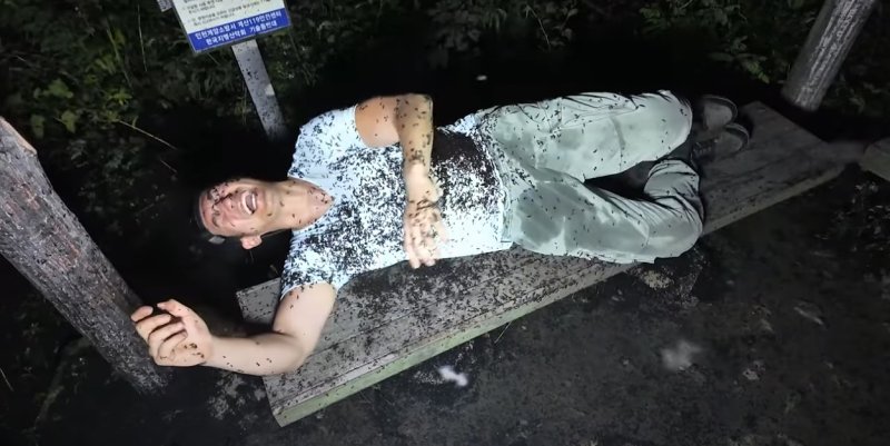 [뉴시스] 인천 계양산에 오른 유튜버. (출처=유튜브 '이충근') *재판매 및 DB 금지