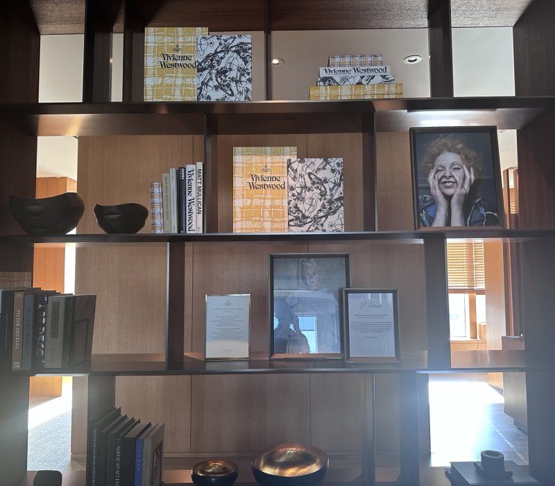 [서울=뉴시스] 전병훈 기자 = 지난 10일 방문한 신라호텔 '더 이그제큐티브 라운지' 입구에 마련된 비비안 웨스트우드 전시 *재판매 및 DB 금지
