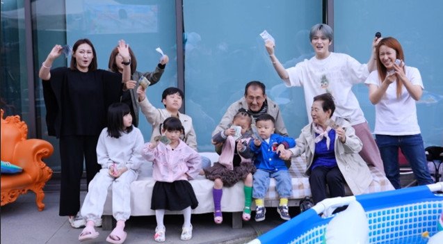 김재중, 워터파크 만들더니…부모에 조카들 대가족 용돈 플렉스