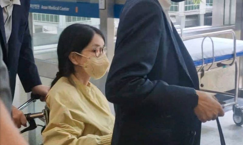 휠체어 타고 퇴원하는 김건희 카지노 워. 연합뉴스