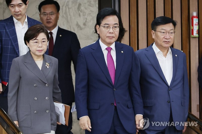 원내대책회의 참석하는 송언석 원내대표 (출처=연합뉴스)