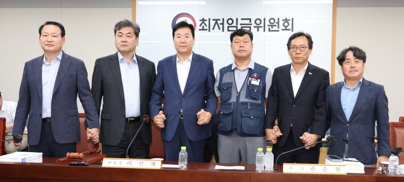 [세종=뉴시스] 강종민 기자 = 최저토르카지노위원회 이인재 위원장과 권순원 공익위원, 류기정 사용자 위원, 류기섭 근로자 위원 등이 지난 10일 밤 세종시 정부세종청사에서 2026년도 적용 최저토르카지노안을 합의로 결정한 뒤 손을 맞잡고 있다. 내년도 최저토르카지노은 1만 320원으로 결정됐다. 2024.07.11. ppkjm@newsis.com