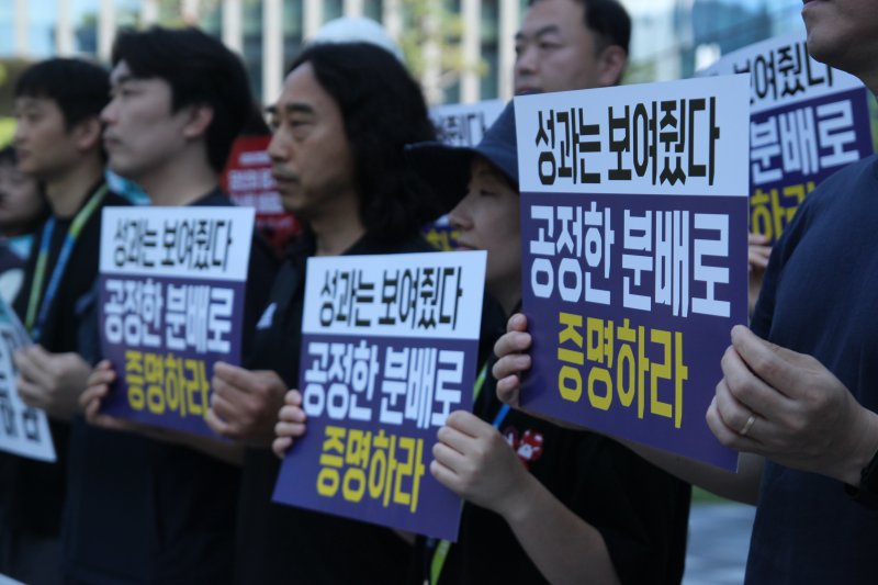 전국화학섬유식품산업노동조합 넥슨지회 네오플분회가 11일 넥슨코리아 판교사옥 앞에서 기자회견을 열고 사측에 교섭을 촉구했다.2025.7.11/뉴스1 ⓒ 뉴스1 김민재 기자