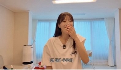 이미주, 최초 집 공개…구겨진 명품백 놓아둔 옷방까지