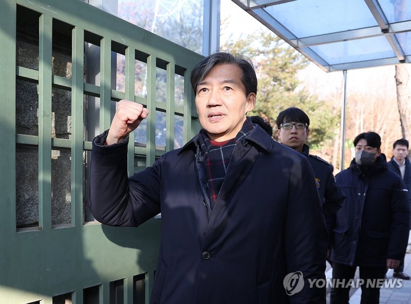 주먹 쥐어보이는 조국 (출처=연합뉴스)