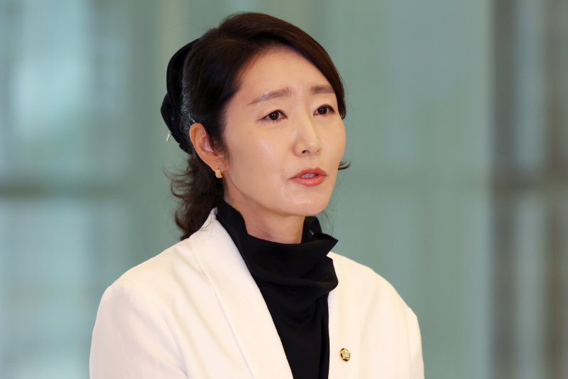 [서울=뉴시스] 조성우 기자 = 강선우 여성가족부 장관 후보자가 26일 오후 서울 종로구 이마빌딩에 마련된 인사청문회 준비 사무실에 출근하며 소감을 말하고 있다. 2025.06.26. xconfind@newsis.com