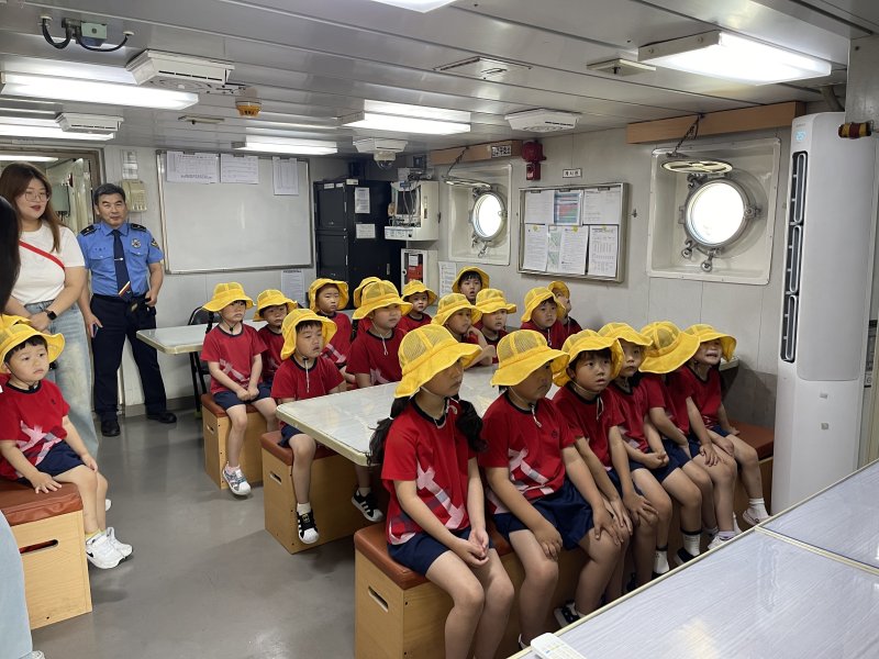 속초해양경찰서는 11일 속초시 해경 전영부두에서 지역 어린이 약 80명을 대상으로 함정 견학과 심폐소생술 체험 프로그램을 운영했다.(속초해경 제공) 2025.7.11/뉴스1