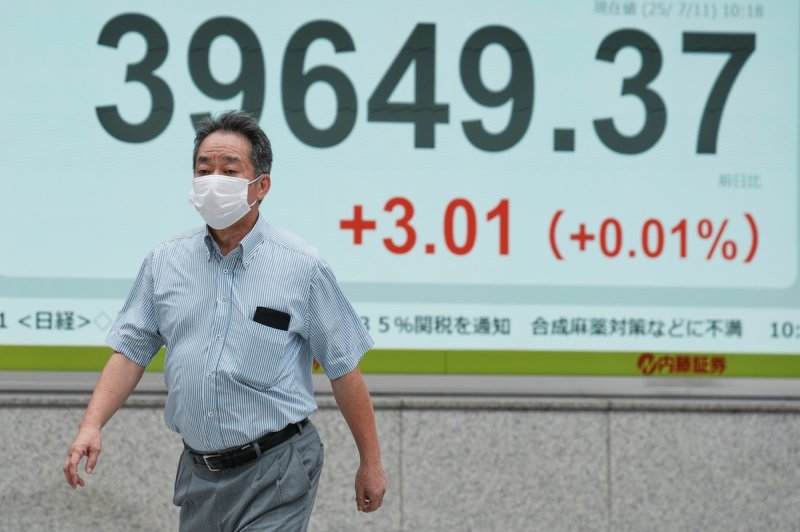 7월 11일 도쿄의 한 증권사 게시판에 표시된 닛케이지수 (출처=연합뉴스)