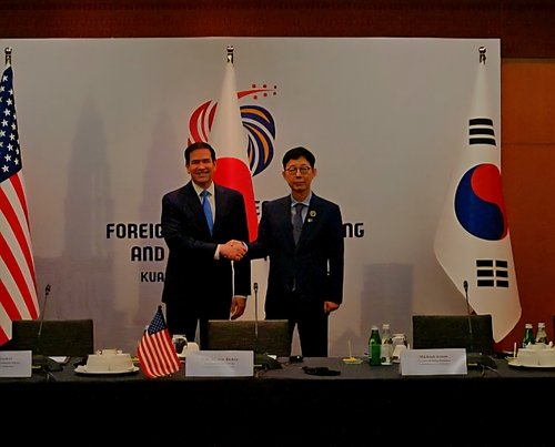 말레이서 외교장관 회의서 악수하는 한미 (출처=연합뉴스)