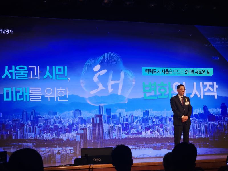 지난 3일 서울 강남 SH 본사에서 열린 오월벳개발공사 출범식에서 황상하 SH 사장이 새로운 비전을 발표하고 있다. 사진=최가영 기자