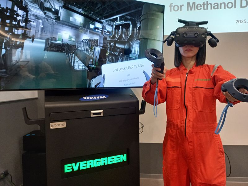 에버그린 작업자가 삼성중공업이 개발한 VR 솔루션을 시연하고 있다. 삼성중공업 제공