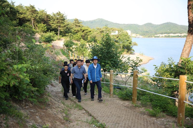 윤병태 전남 나주시장이 11일 부분 개통한 나주호 둘레길을 거닐며 현장 점검을 실시하고 있다. 나주시 제공