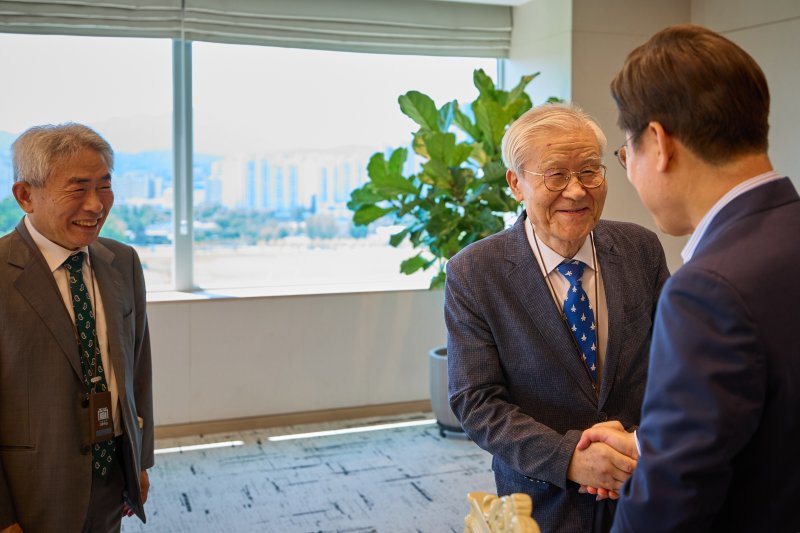 정규재 "투자목적 증여, 상속시 세제혜택줘야"...李대통령, 보수원로와 환담