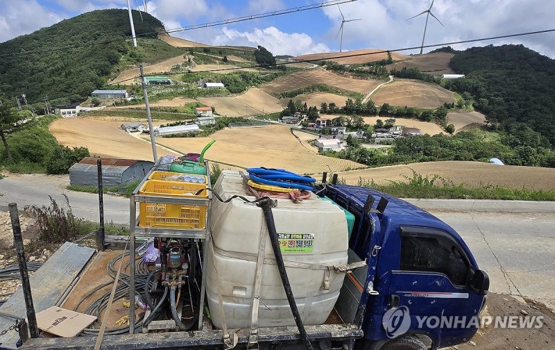 고랭지 배추밭에 등장한 물차…강릉 안반데기 (출처=연합뉴스)