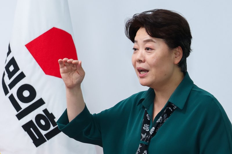 윤희숙 국민의힘 혁신지니카지노장이 10일 오후 서울 여의도 당사에서 혁신지니카지노회 제1차 회의 결과 브리핑을 하고 있다. 뉴스1