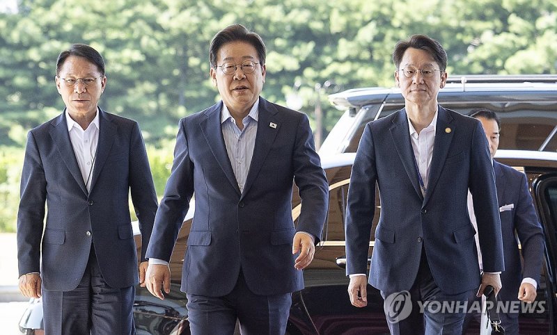 이재명 대통령의 출근 (출처=연합뉴스)