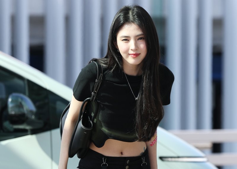 [뉴스1 ★]'타투+밴드' 한소희, 방콕 향한 ‘힙스터 여신’