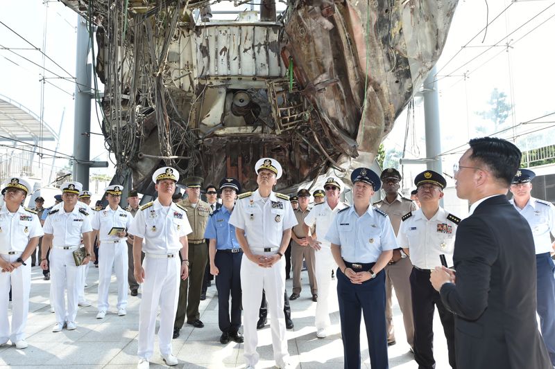 2025년 한미일 합참의장 회의 종료 후 한미합참의장과 일 통합막료장 및 방한 일행이 해군2함대사령부를 방문해 천안함 선체에 대한 설명을 듣고 있다. 합참 제공