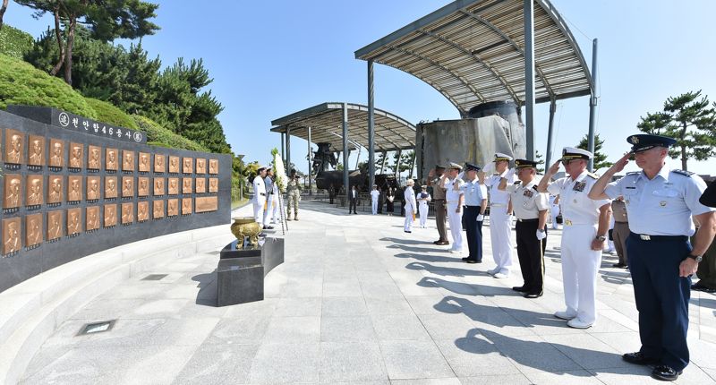 2025년 한미일 합참의장 회의 종료 후 한미합참의장과 일 통합막료장 등 방한 일행이 해군2함대사령부를 방문해 천안함 추모비에서 천사자에 대한 경례를 하고 있다. 합참 제공