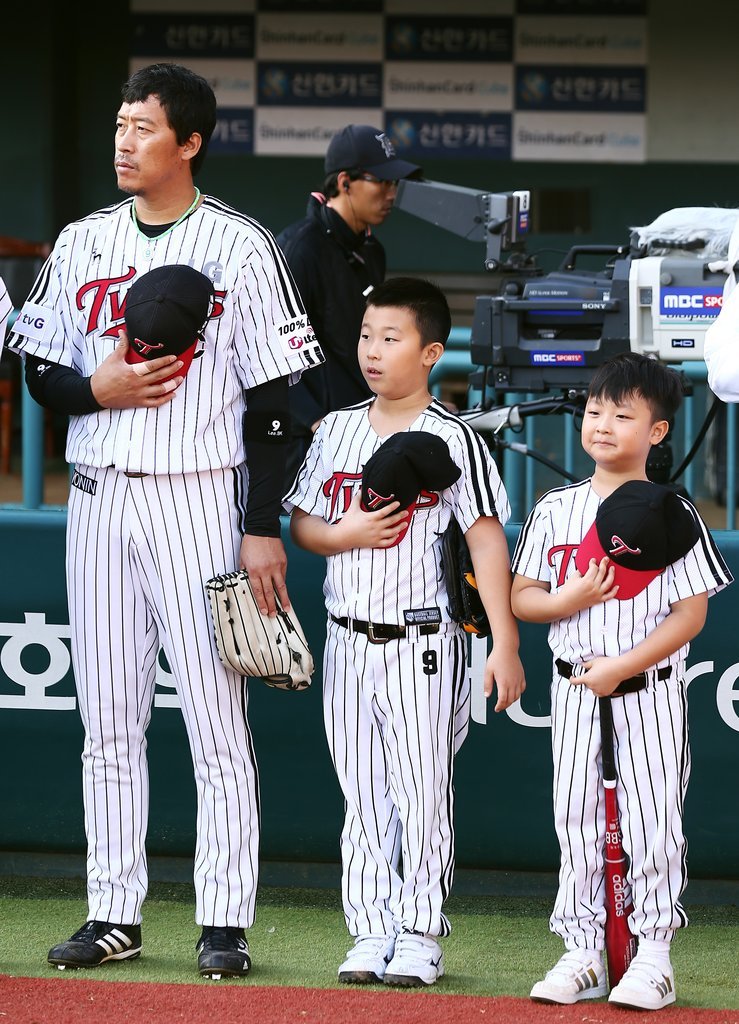 국민의례하는 세부자 (출처=연합뉴스)