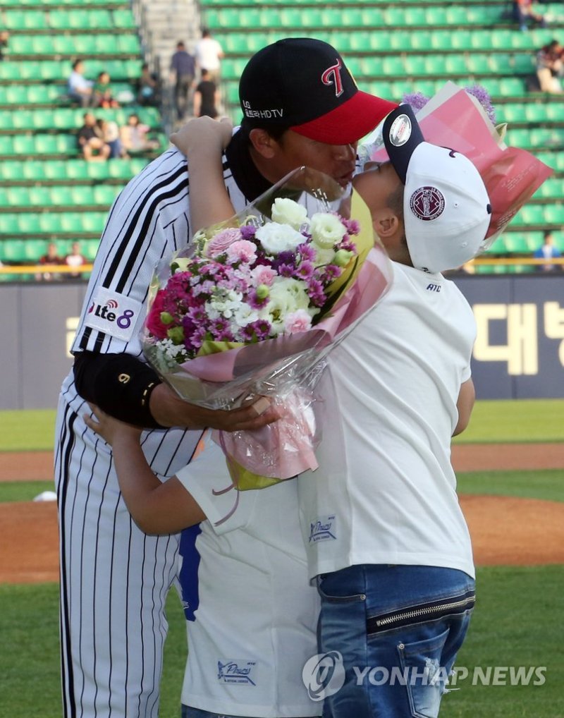 아들과 입맞춤하는 LG 이병규 (출처=연합뉴스)